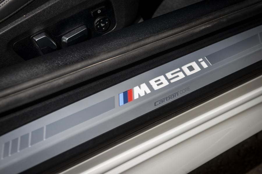 Детали интерьера BMW M850i xDrive Convertible (G14) 2019 года  (AU) (фото 2 из 41)